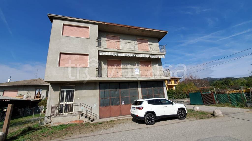 casa indipendente in vendita a Prato Sesia
