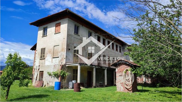 casa indipendente in vendita a Prato Sesia