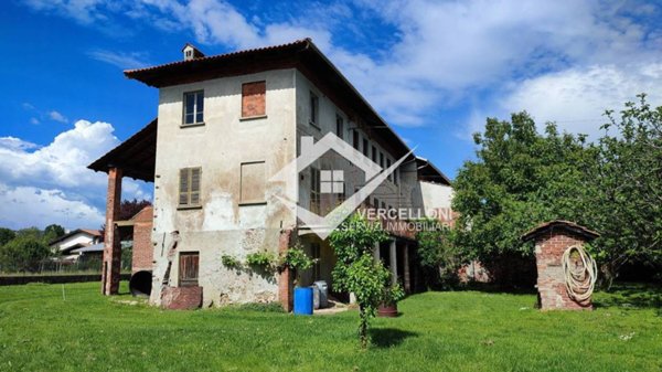 casa indipendente in vendita a Prato Sesia