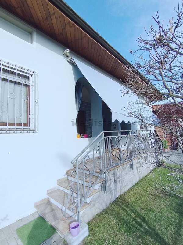 casa indipendente in vendita a Prato Sesia