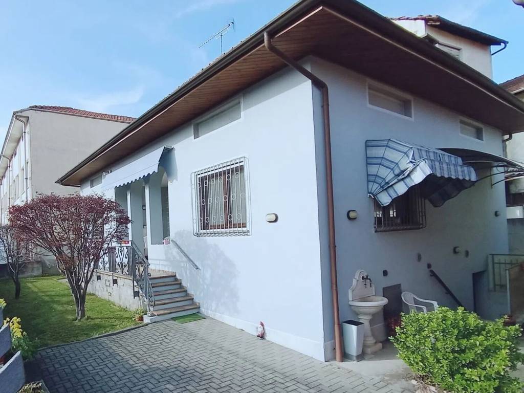 casa indipendente in vendita a Prato Sesia