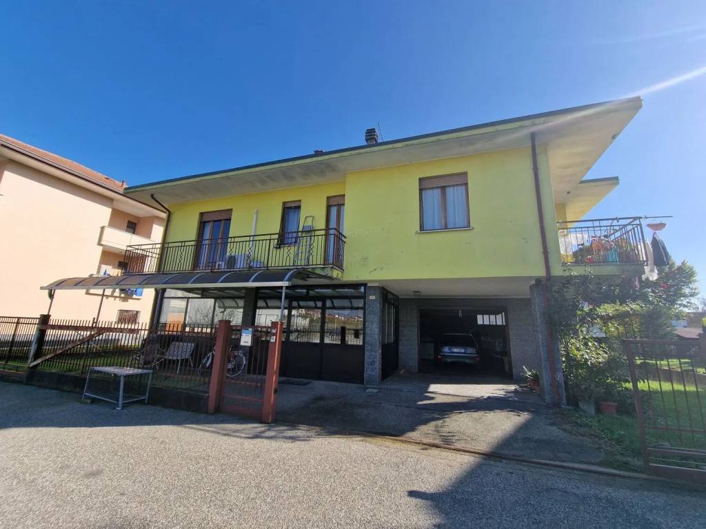 casa indipendente in vendita a Prato Sesia