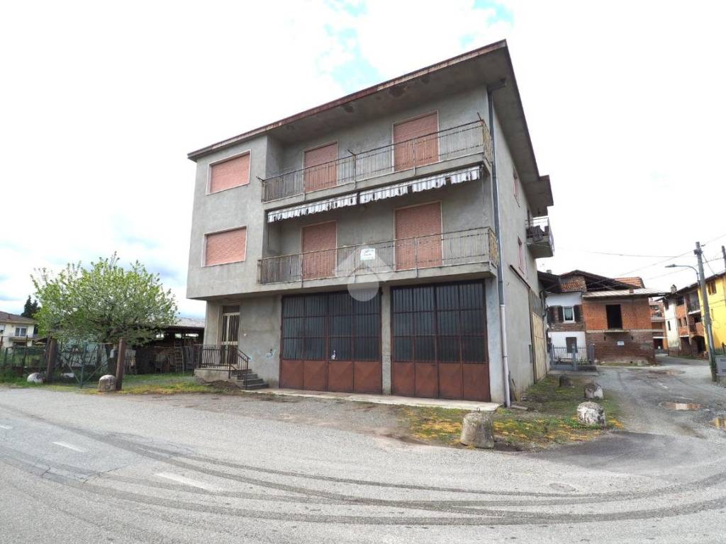 casa semindipendente in vendita a Prato Sesia