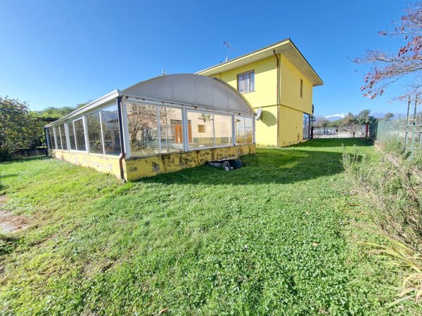 casa indipendente in vendita a Prato Sesia