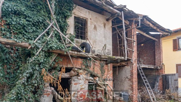 casa indipendente in vendita a Prato Sesia