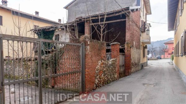 casa indipendente in vendita a Prato Sesia