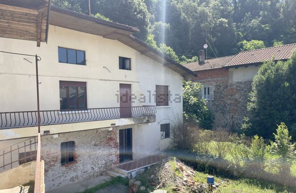 casa indipendente in vendita a Prato Sesia