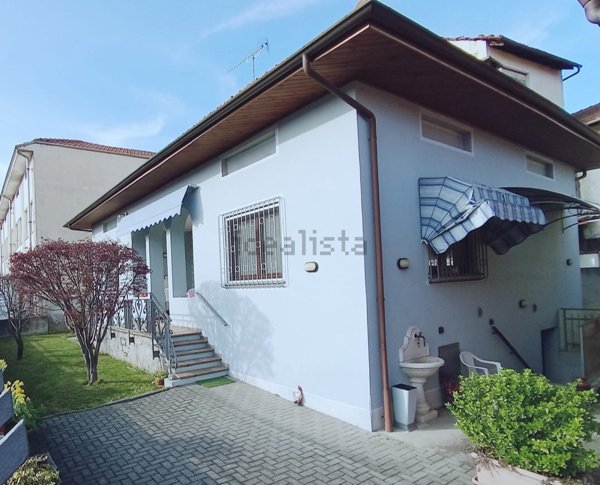 casa indipendente in vendita a Prato Sesia