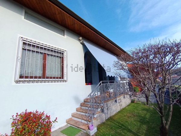 casa indipendente in vendita a Prato Sesia