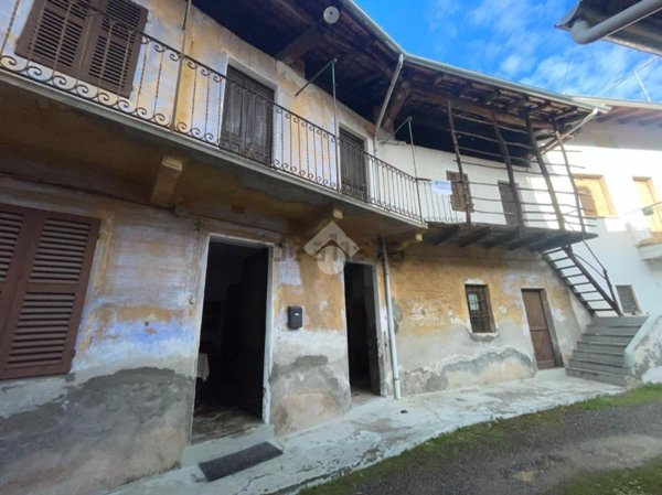 casa indipendente in vendita a Prato Sesia