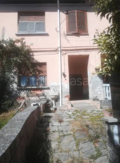 casa indipendente in vendita a Prato Sesia