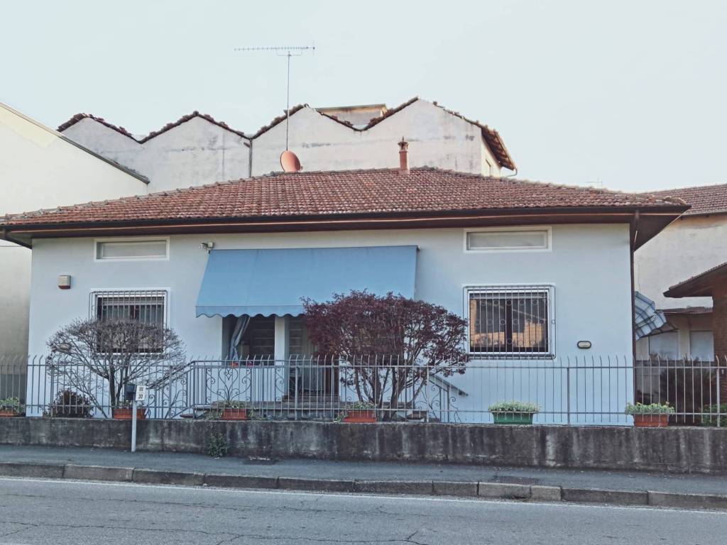 casa indipendente in vendita a Prato Sesia