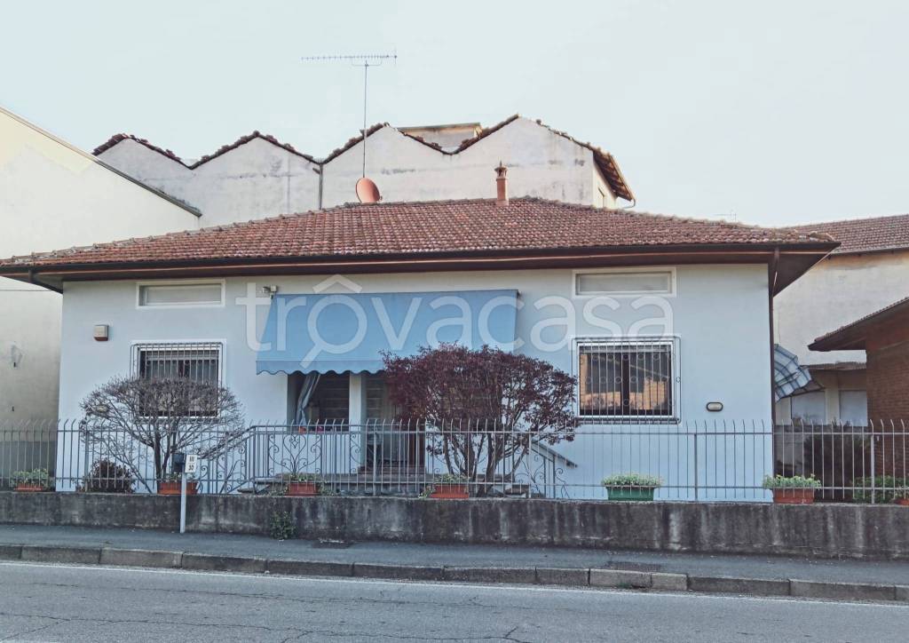 casa indipendente in vendita a Prato Sesia