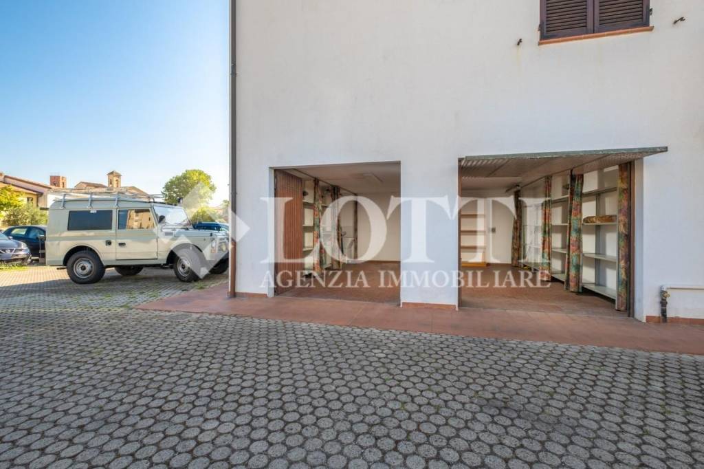 locale commerciale in vendita a Bientina