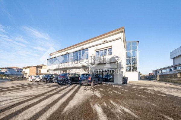 capannone in vendita a Bientina