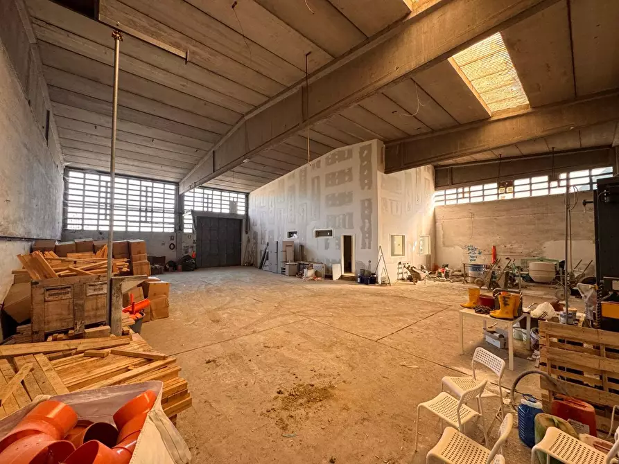locale di sgombero in vendita a Bientina