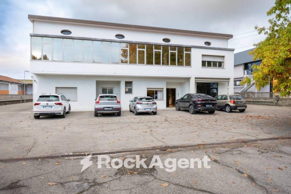 locale commerciale in vendita a Bientina