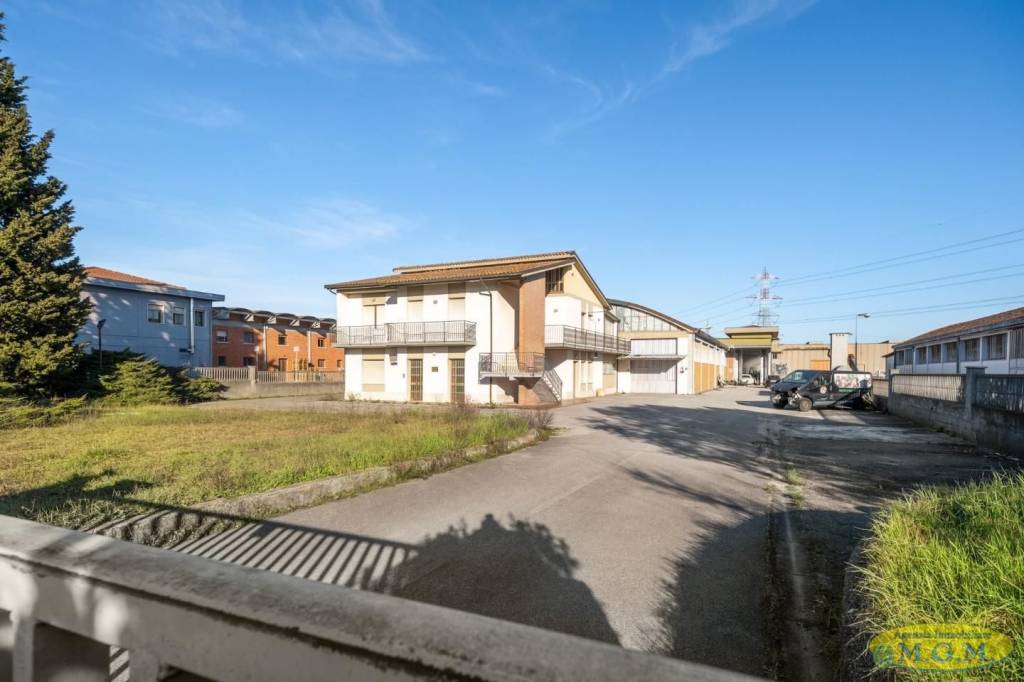 locale commerciale in vendita a Bientina