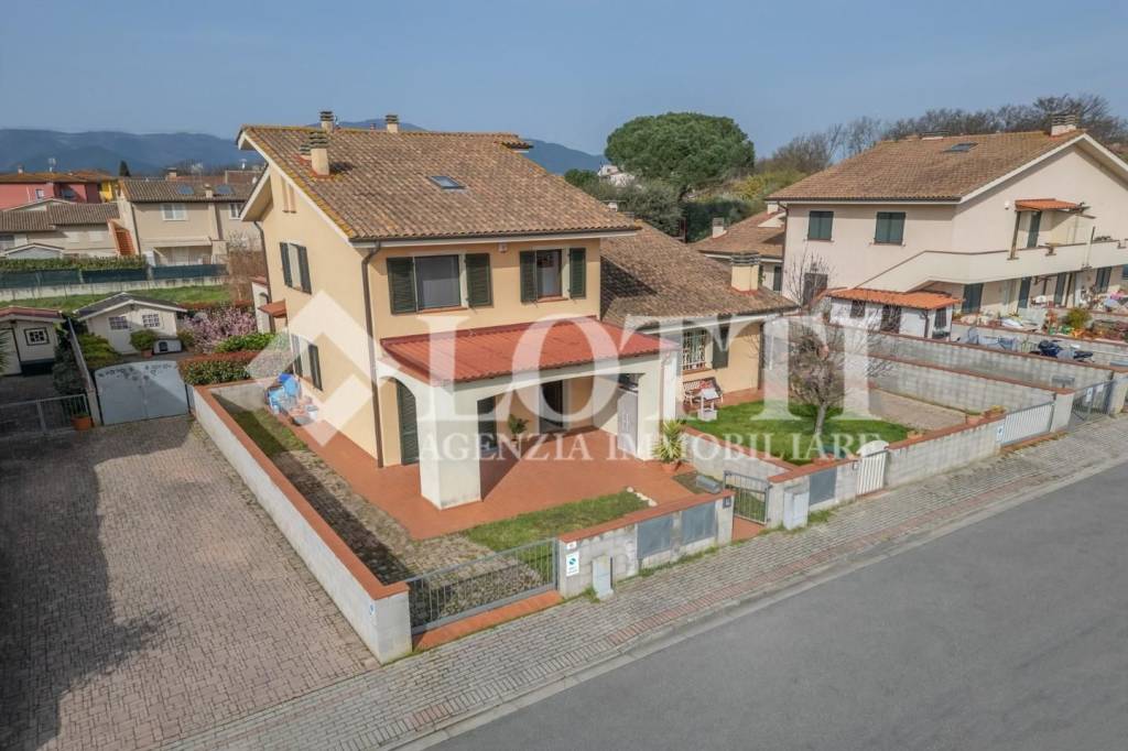 casa indipendente in vendita a Bientina in zona Quattro Strade