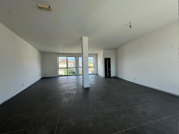 locale commerciale in vendita a Bientina