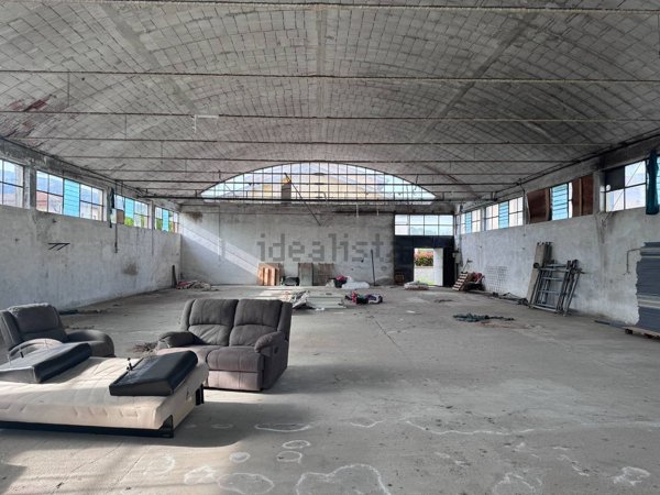 locale di sgombero in vendita a Buti