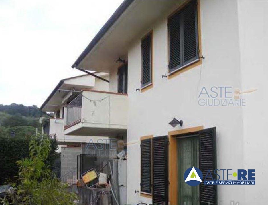 esavano in vendita a Buti in zona La croce