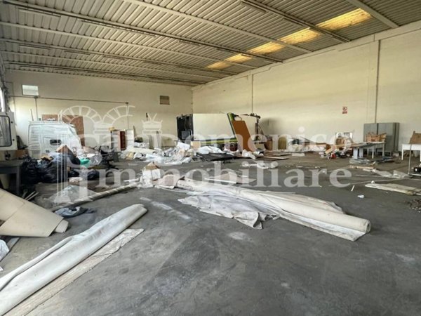 locale commerciale in vendita a Buti