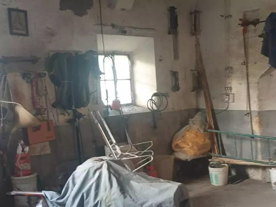 locale di sgombero in vendita a Buti