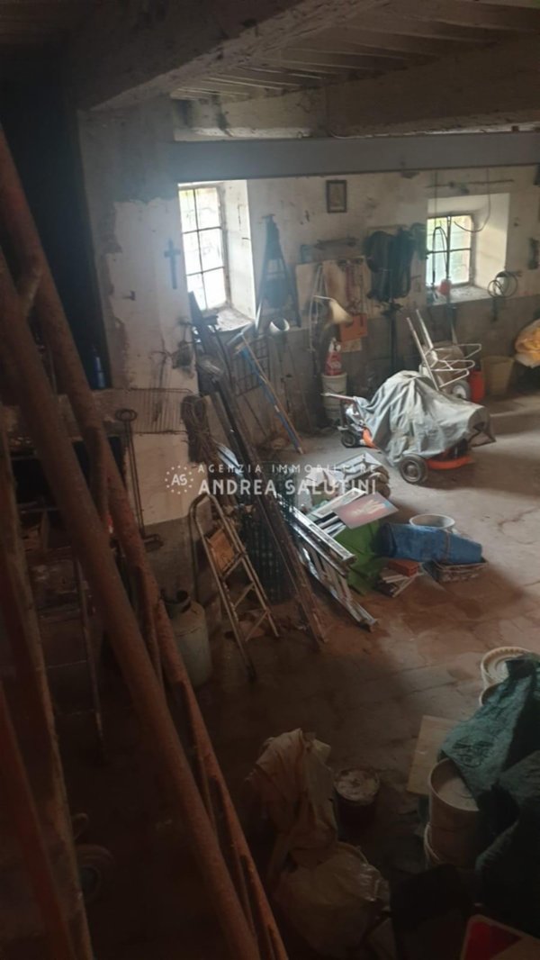 locale di sgombero in vendita a Buti