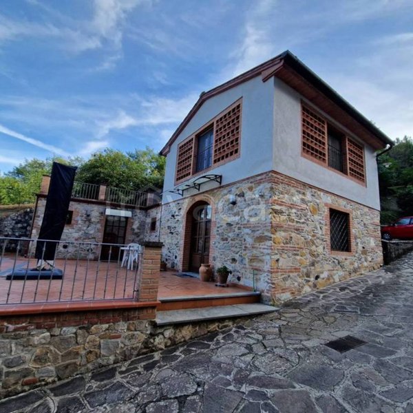 casa indipendente in vendita a Buti