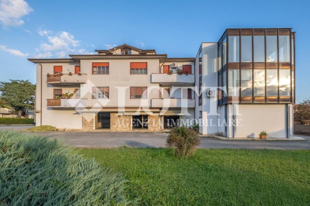 locale commerciale in vendita a Buti