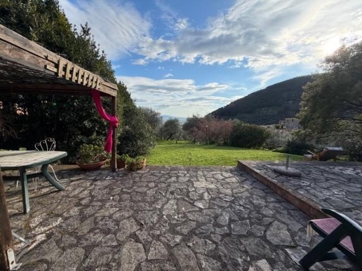 casa indipendente in vendita a Calci