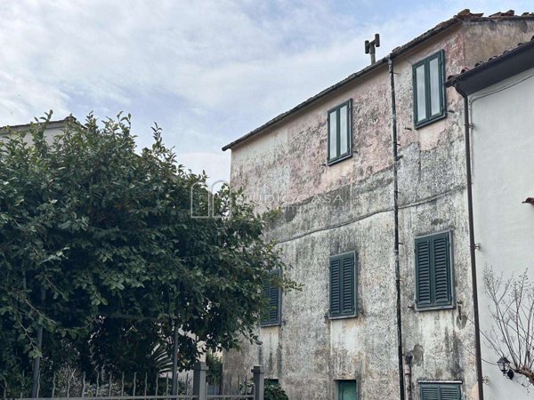 intera palazzina in vendita a Calci in zona Villa