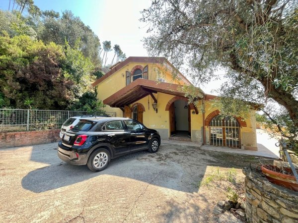casa indipendente in vendita a Calci in zona Villa