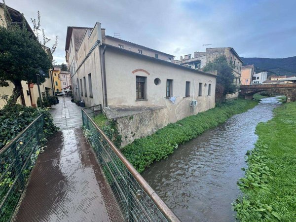 intera palazzina in vendita a Calci in zona Villa