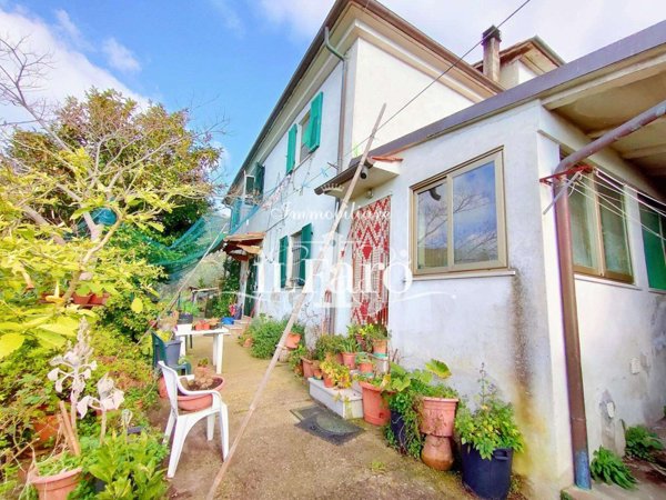 intera palazzina in vendita a Calci in zona Montemagno