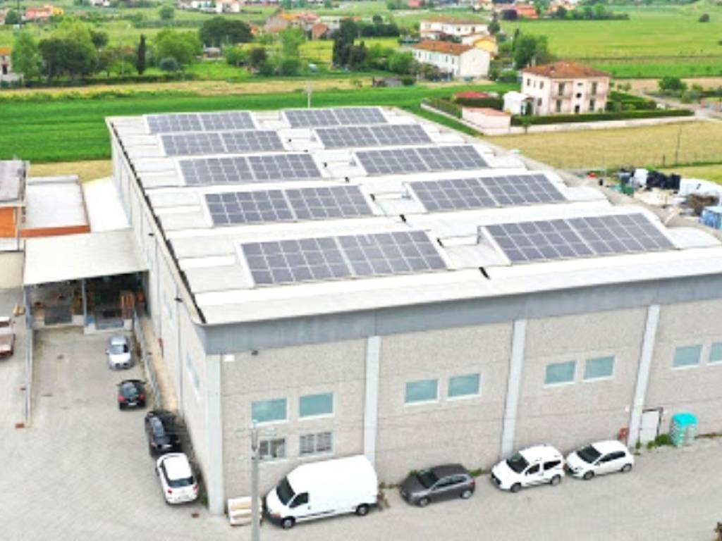 locale commerciale in vendita a Calcinaia