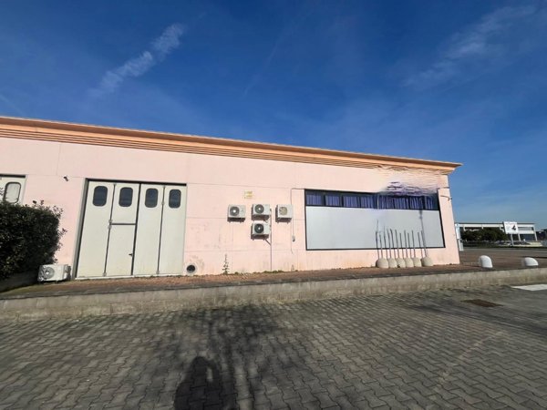 locale commerciale in vendita a Calcinaia