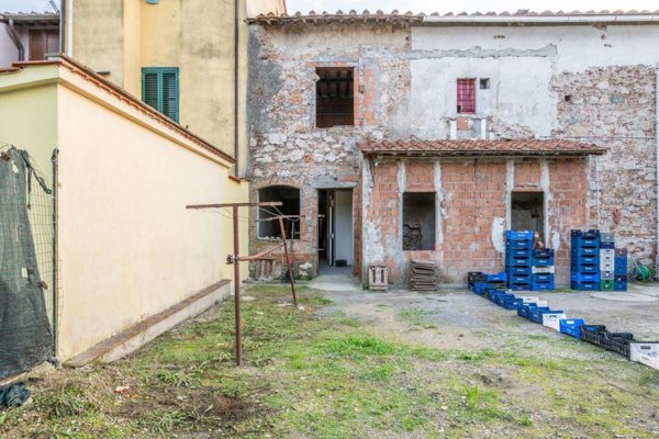 intera palazzina in vendita a Calcinaia in zona Fornacette