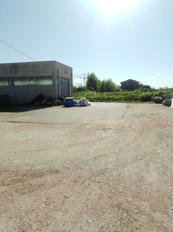locale commerciale in vendita a Calcinaia