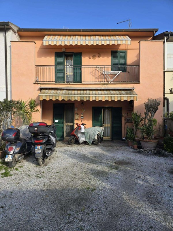 intera palazzina in vendita a Calcinaia