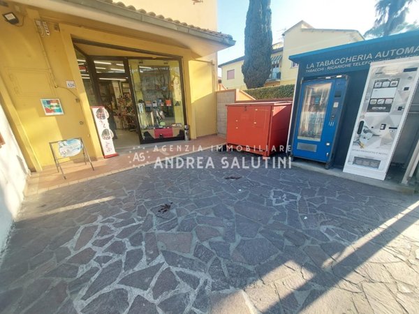 negozio in vendita a Calcinaia in zona Fornacette