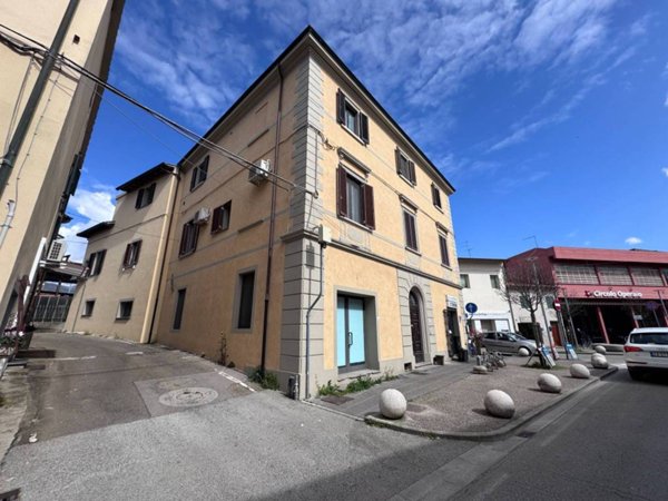 negozio in vendita a Calcinaia in zona Fornacette
