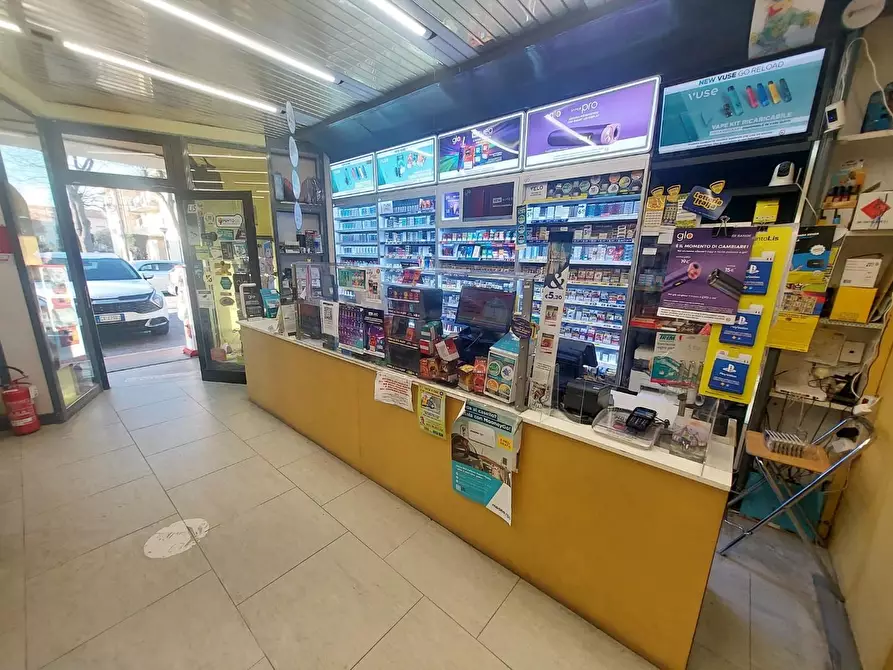 negozio in vendita a Calcinaia in zona Fornacette