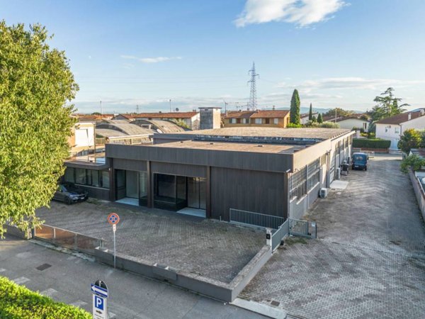 locale commerciale in vendita a Calcinaia in zona Fornacette