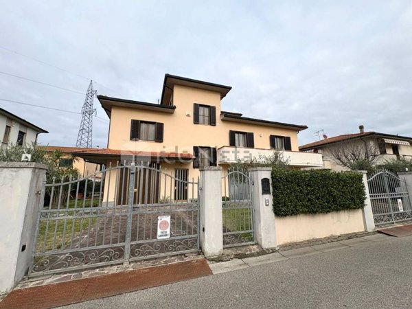 casa indipendente in vendita a Calcinaia in zona Fornacette