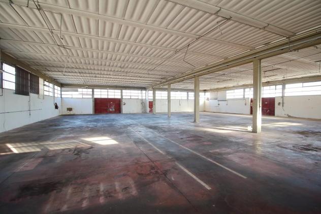 locale commerciale in vendita a Calcinaia in zona Sardina