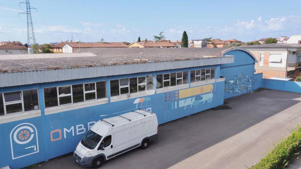 locale commerciale in vendita a Calcinaia in zona Fornacette