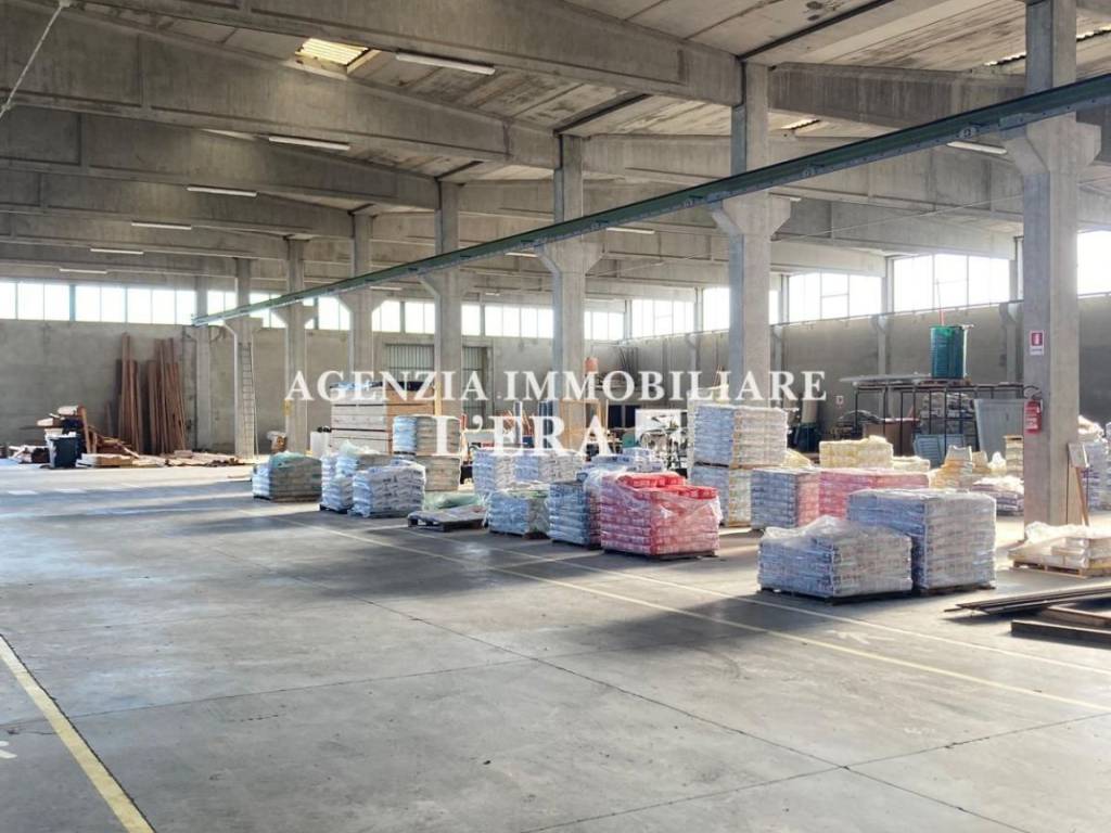 locale commerciale in vendita a Calcinaia in zona Fornacette