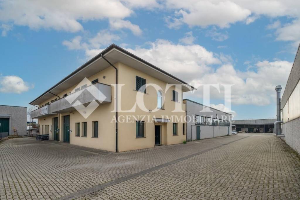 locale commerciale in vendita a Calcinaia in zona Fornacette